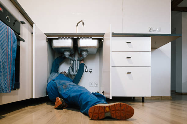 Professional Emergency Plumber technician working in Martinsville, IL